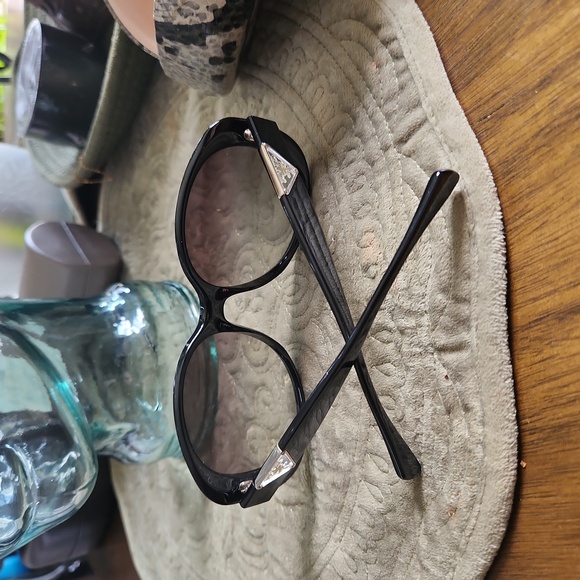 Prada Sunglasses like new. No scratches or flaws - Picture 9 of 9